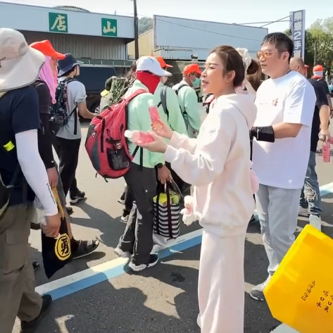 許維恩在人群中發結緣水。(圖/翻攝許維恩IG)